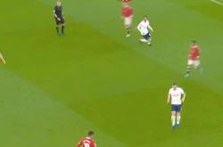 爱游戏中国官网-射门失误，失去绝佳破门机会