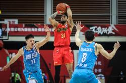 爱游戏新闻-深圳男篮客场对决中力克对手，取得关键胜利