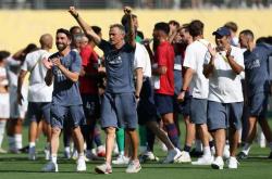 爱游戏竞技-巴黎圣日耳曼球员表现出色，全队庆祝胜利