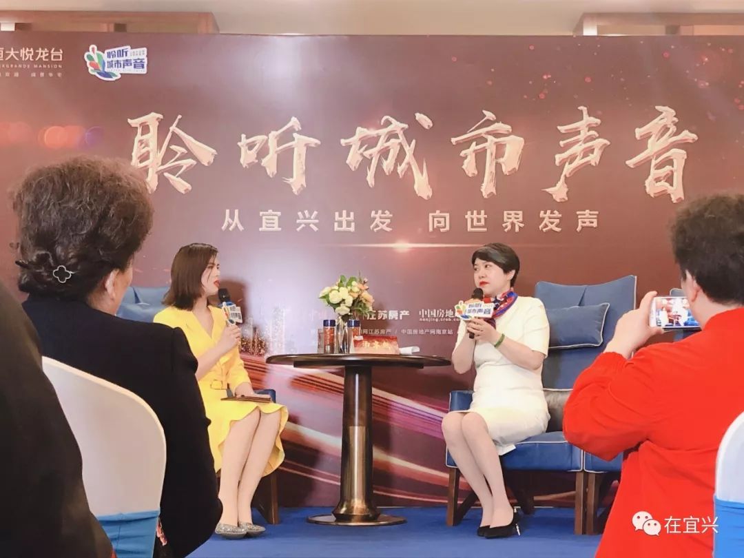 队员荣耀回归饮泻掌声欢呼叫好的简单介绍