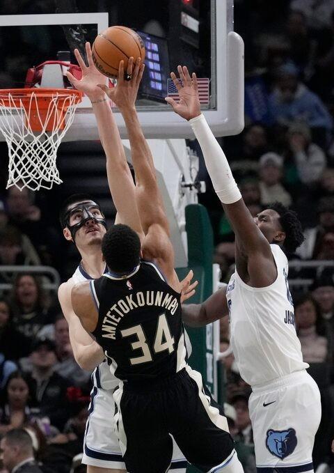 雄鹿轻取灰熊，字母哥贡献32分的简单介绍