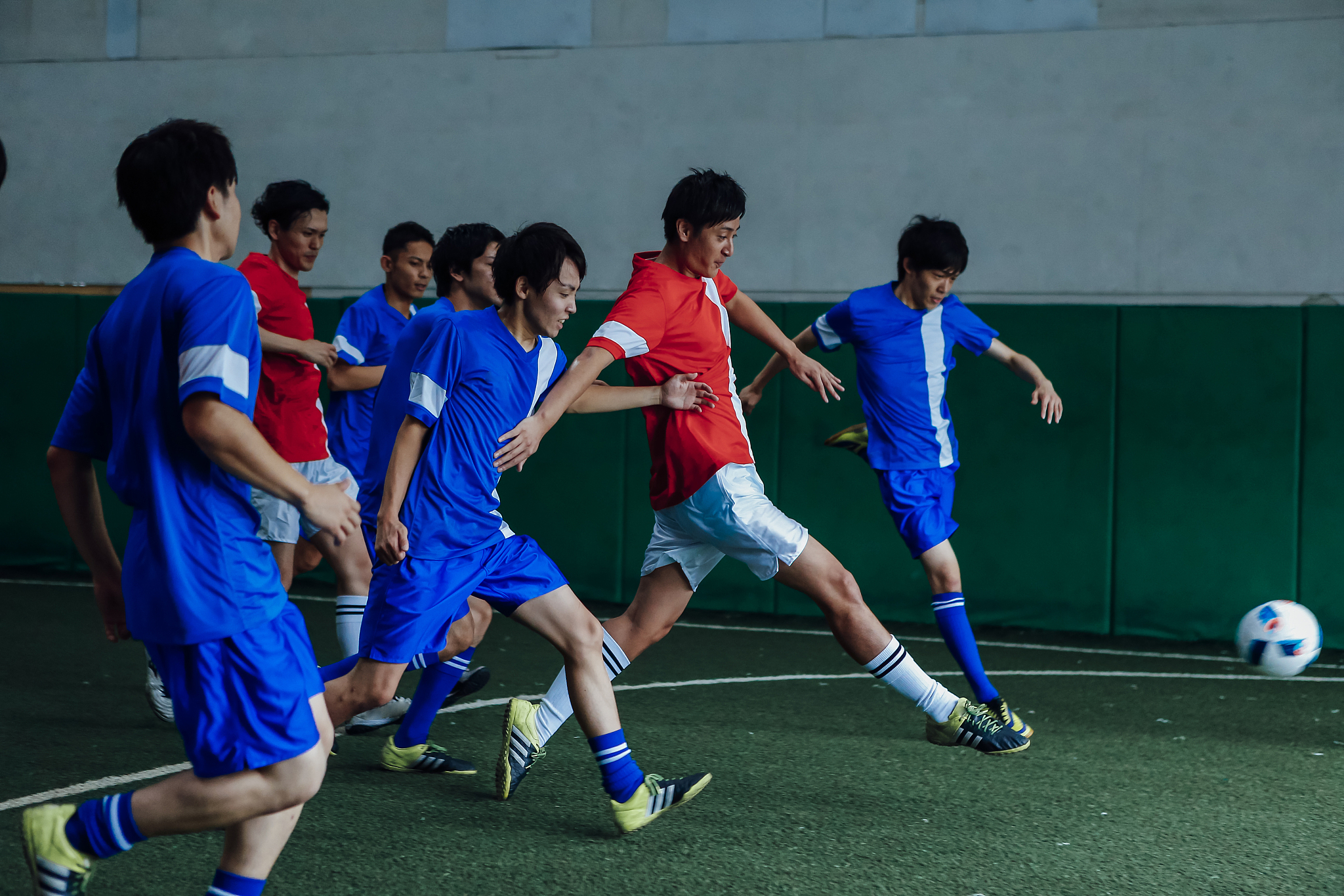 篮球比赛队员默契配合夺取胜利