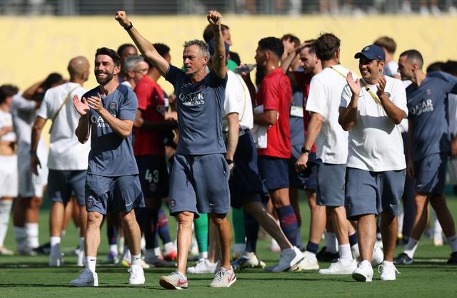 巴黎圣日耳曼球员表现出色，全队庆祝胜利