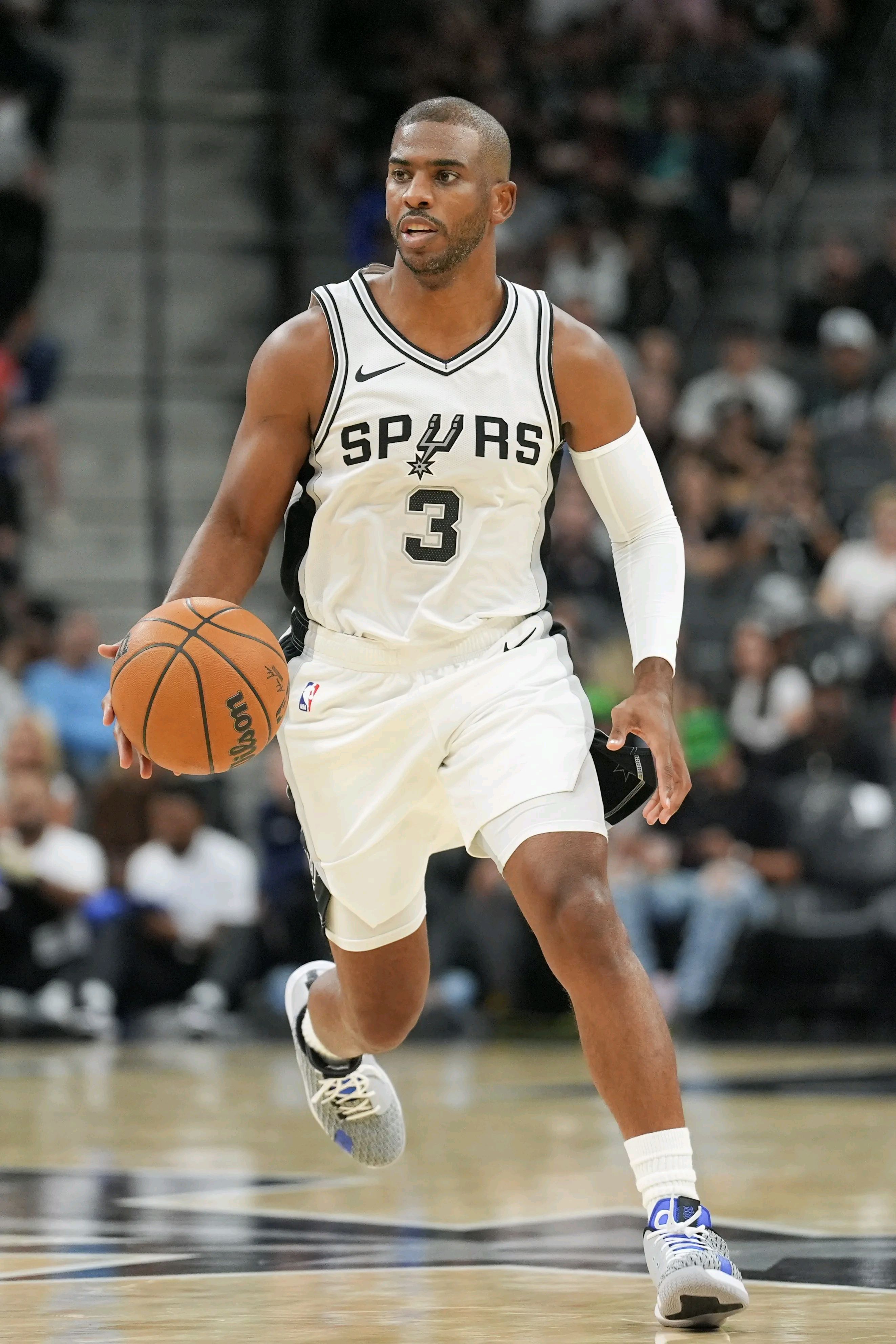 雷霆后卫保罗在比赛中贡献大量助攻