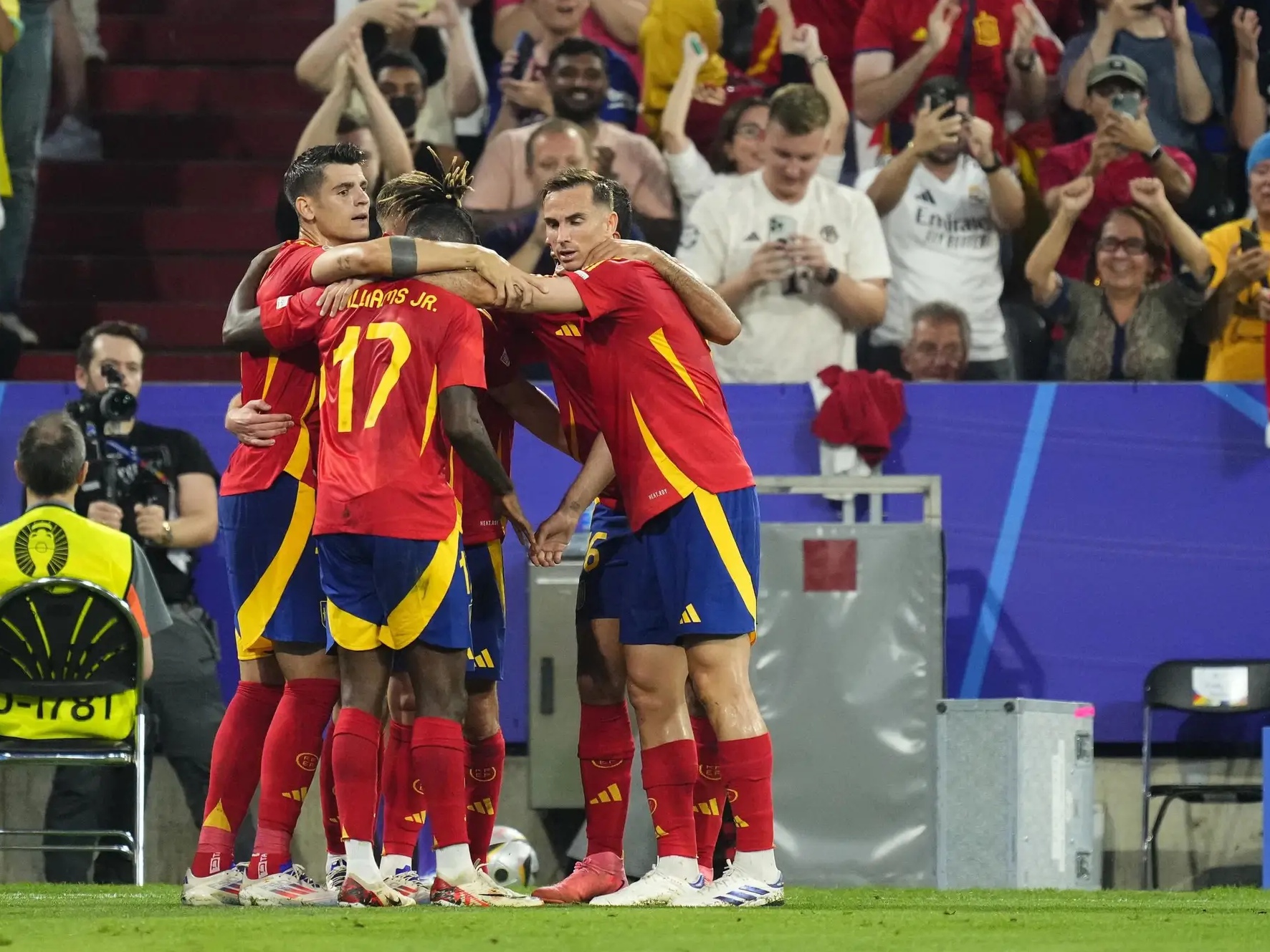 西班牙队主场击败波斯尼亚，小组领先优势扩大的简单介绍