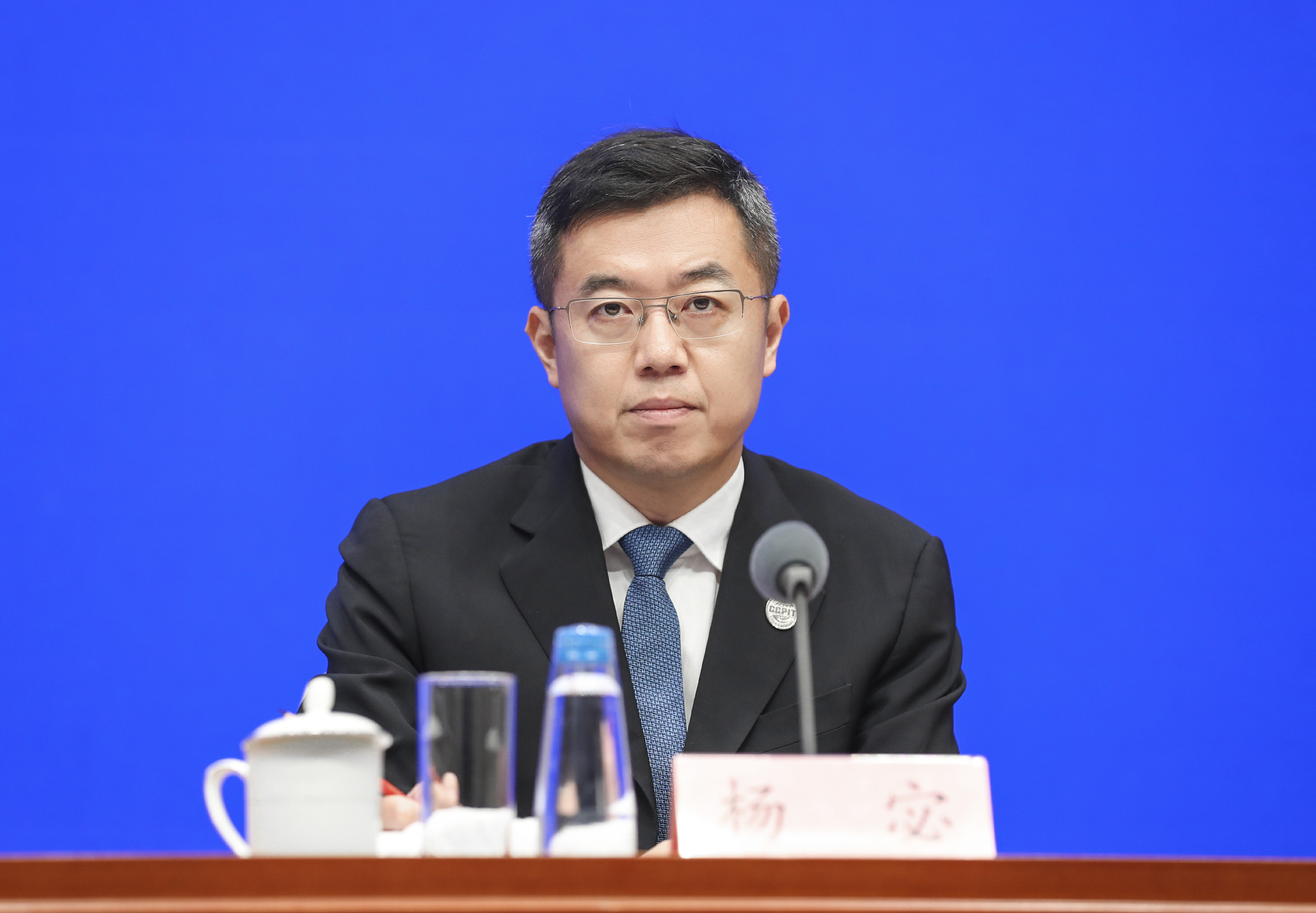 红蓝大战，新闻发布会瞬间引爆热议的简单介绍