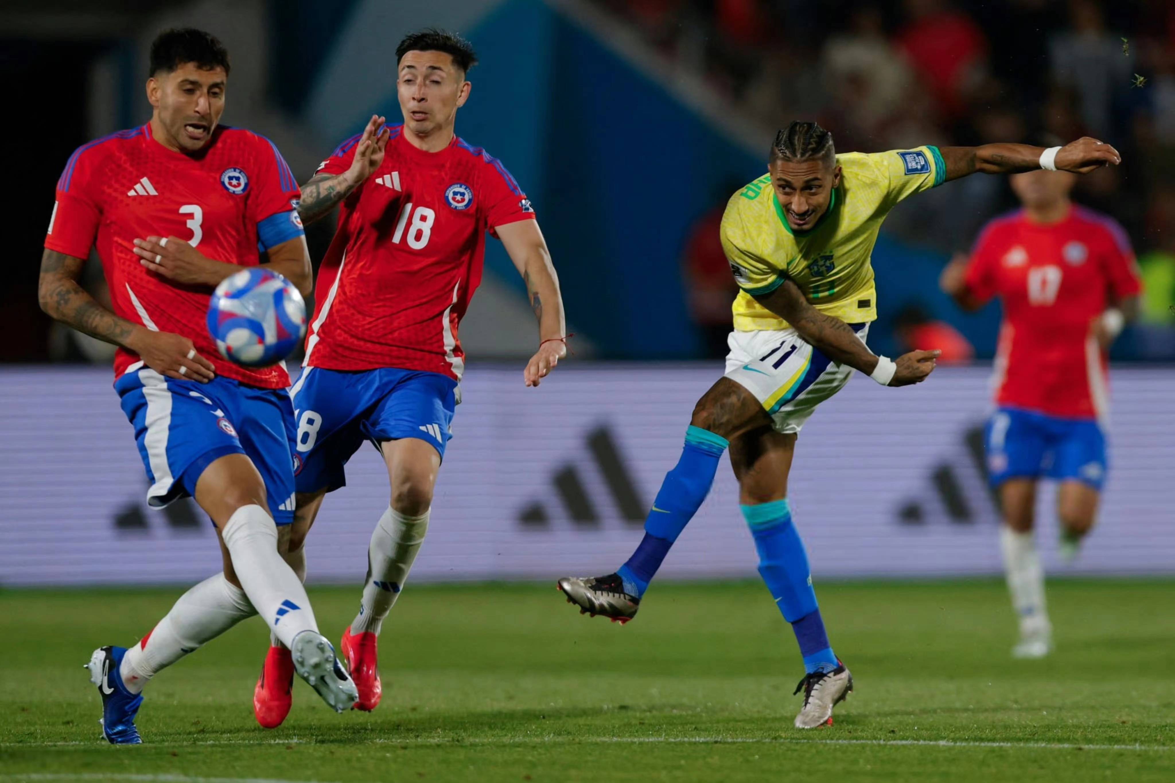 比赛中球队展现顽强斗志,逆转击败对手 比赛中球队展现顽强斗志,逆转击败对手