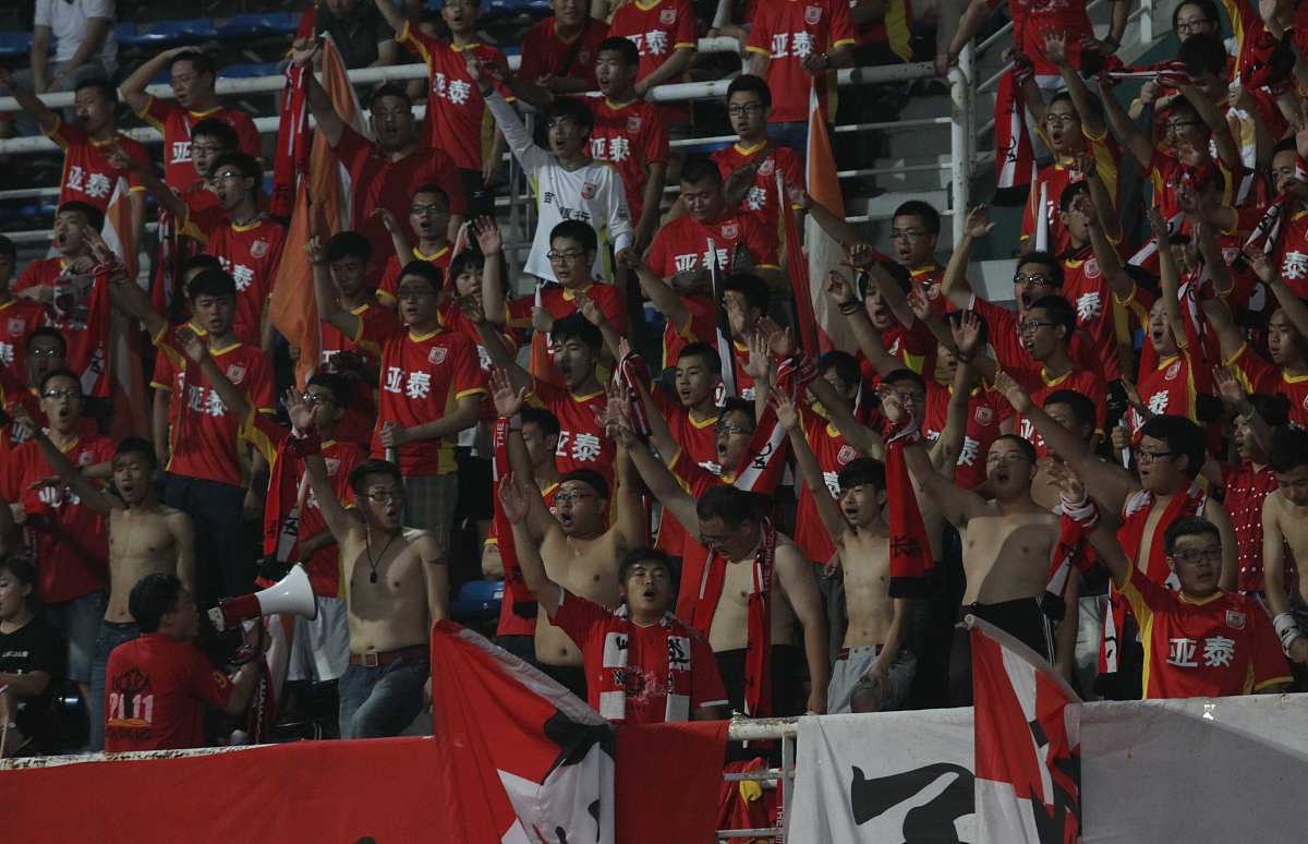 包含热血激情的足球赛，让现场观众如潮的词条