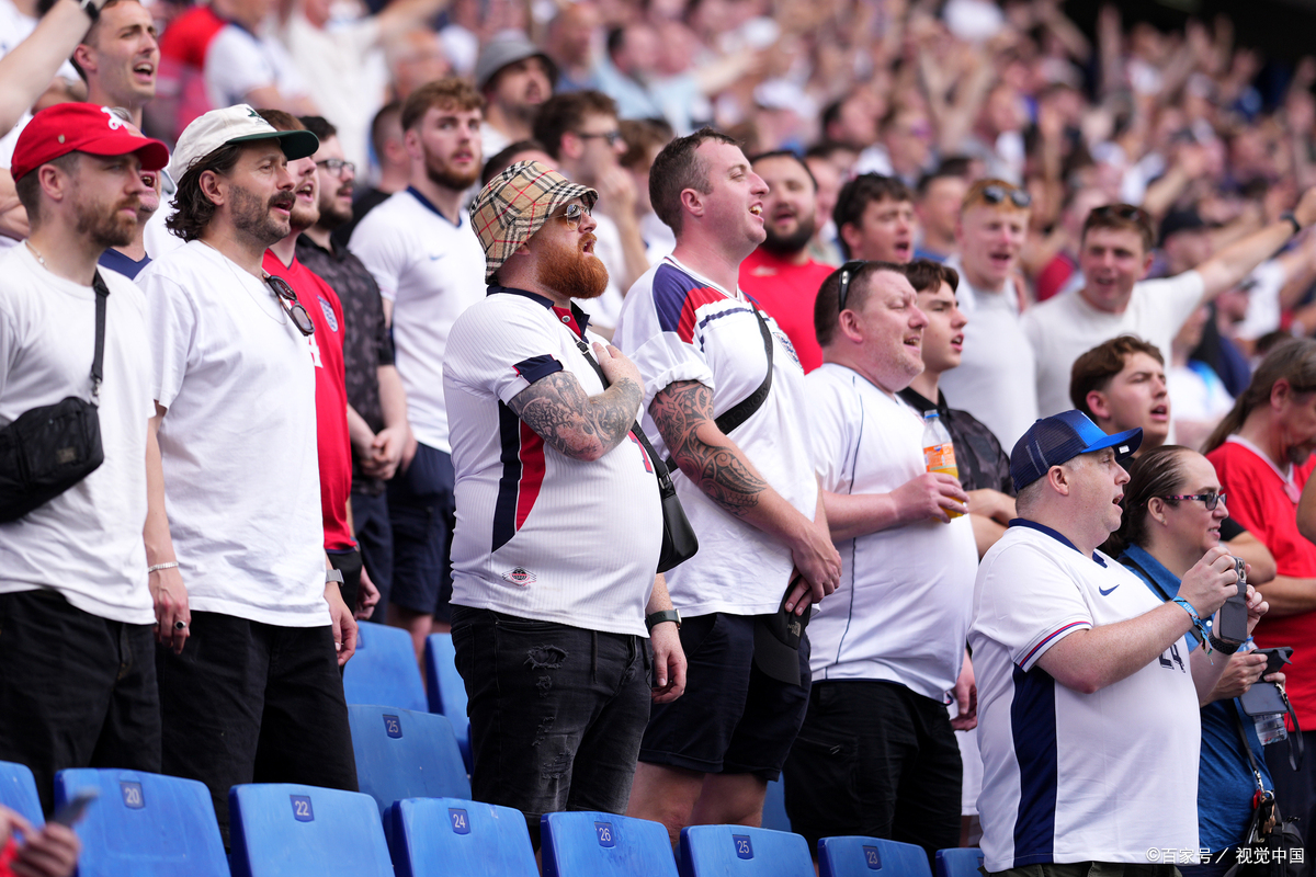 包含法国足球联赛热情高涨，球迷欢呼不止的词条