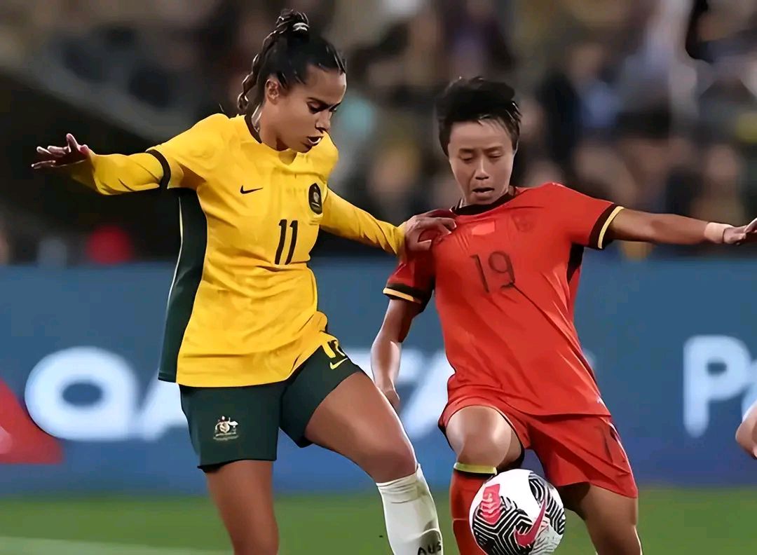 包含女子足球比赛中，一支实力派球队展现出色表现的词条