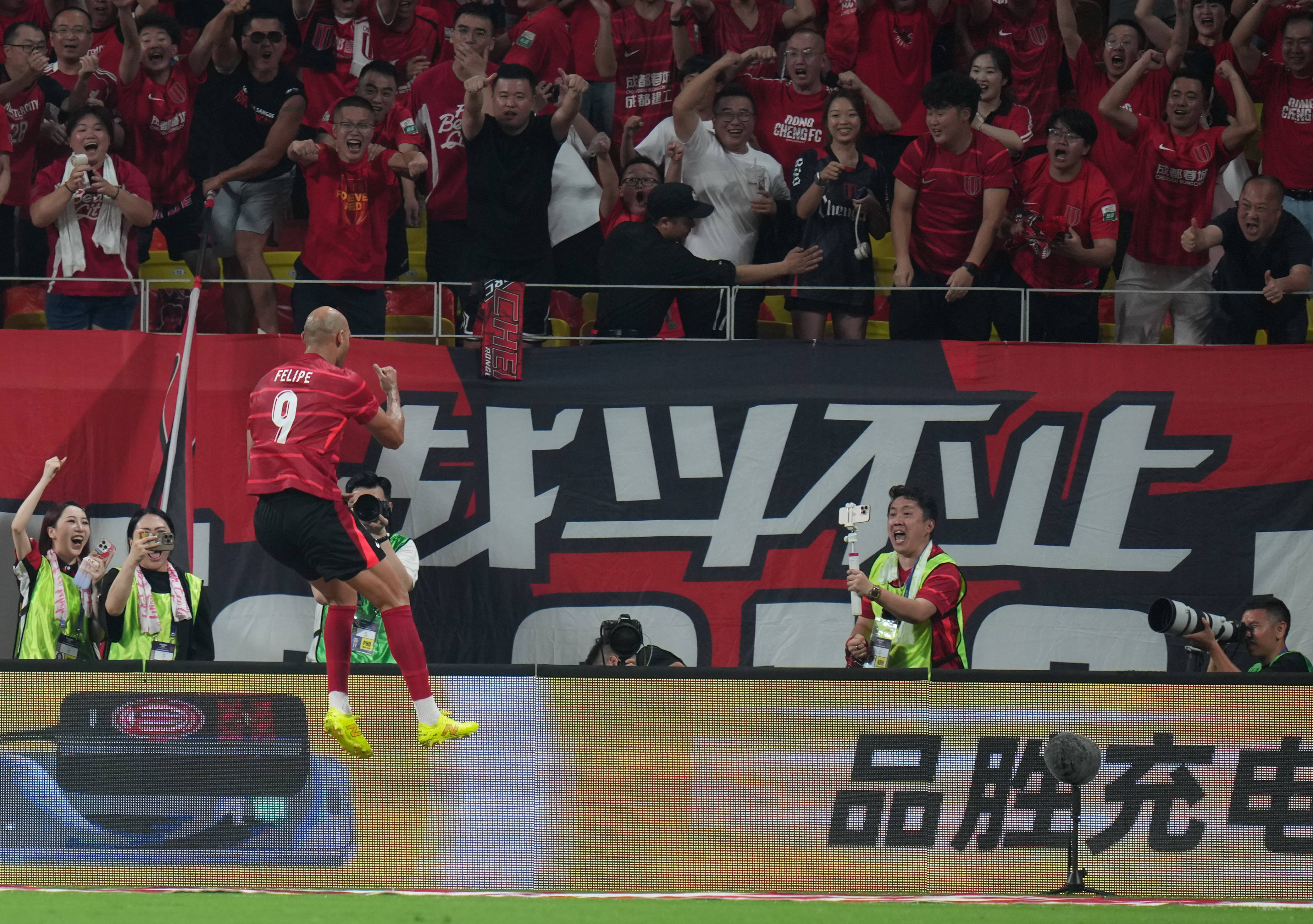 曼城中场成功传球,助球队锁定胜局 曼城中场成功传球,助球队锁定胜局